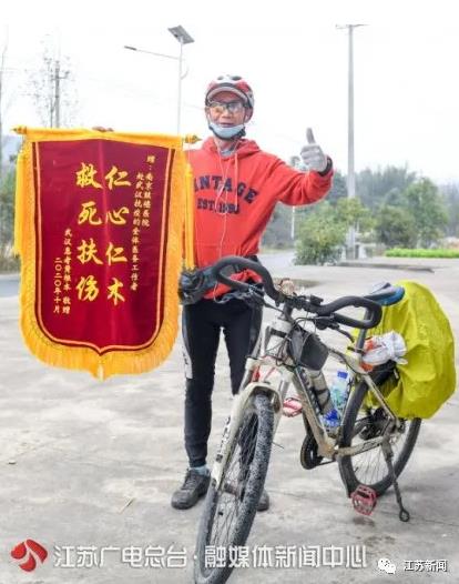 Излечившийся от COVID-19 пожилой мужчина проехал 605 км на велосипеде, чтобы отблагодарить врачей