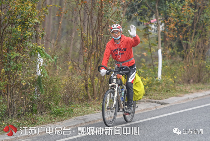 Излечившийся от COVID-19 пожилой мужчина проехал 605 км на велосипеде, чтобы отблагодарить врачей