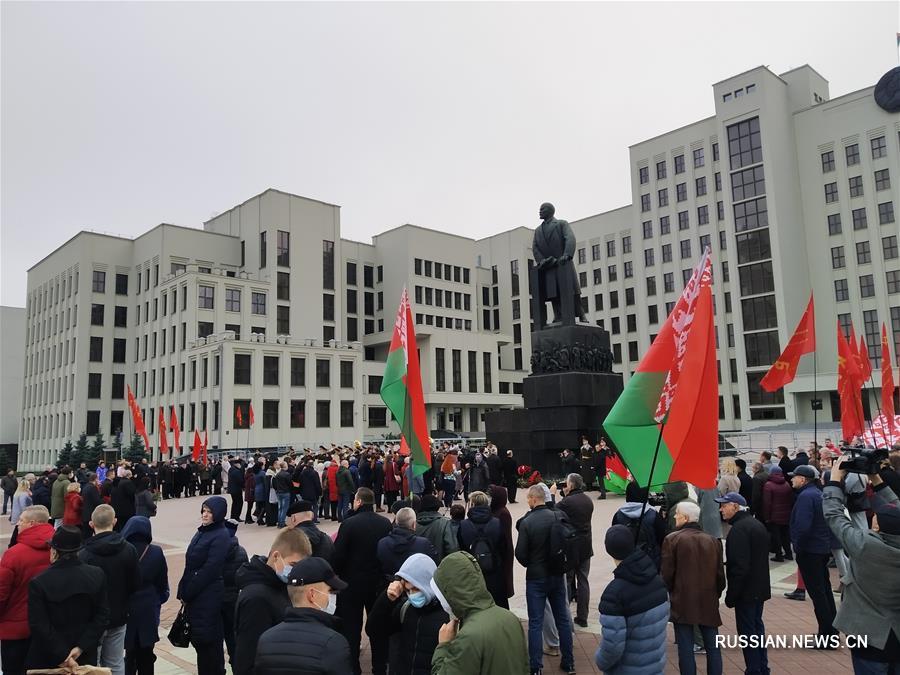 Возложение цветов к памятнику Ленину в Минске