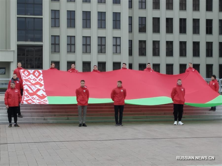 Возложение цветов к памятнику Ленину в Минске