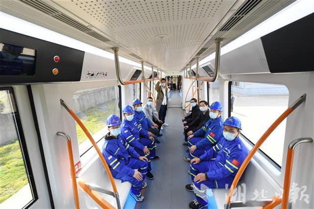 На первом в провинции Хубэй монорельсе прошло испытание беспилотного поезда