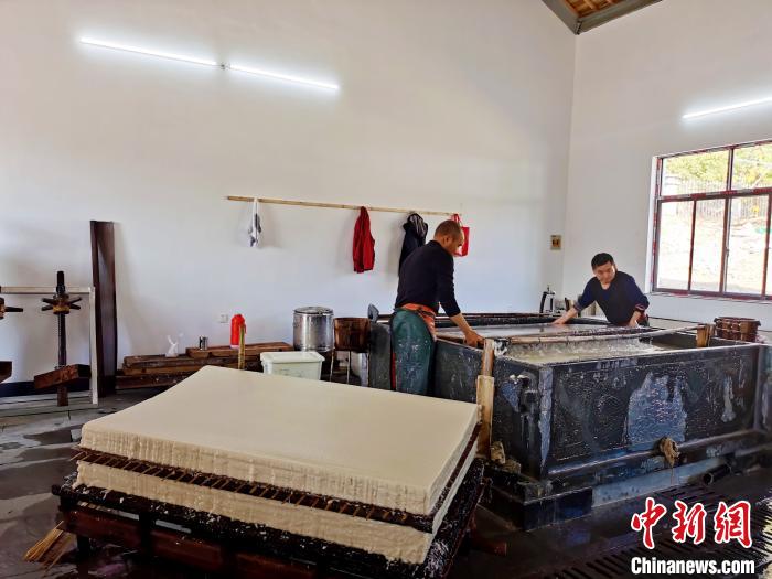 Изготовление сюаньчэнской бумаги по традиционной технологии