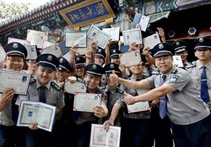 Охранники Пекинского университета успешно совмещают работу и учебу