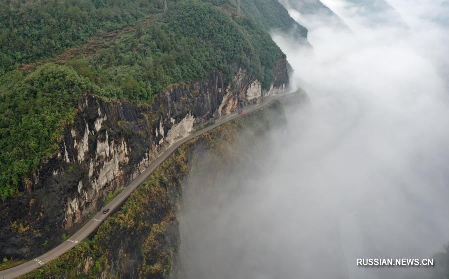 Пелена тумана окутала горную дорогу в провинции Хубэй