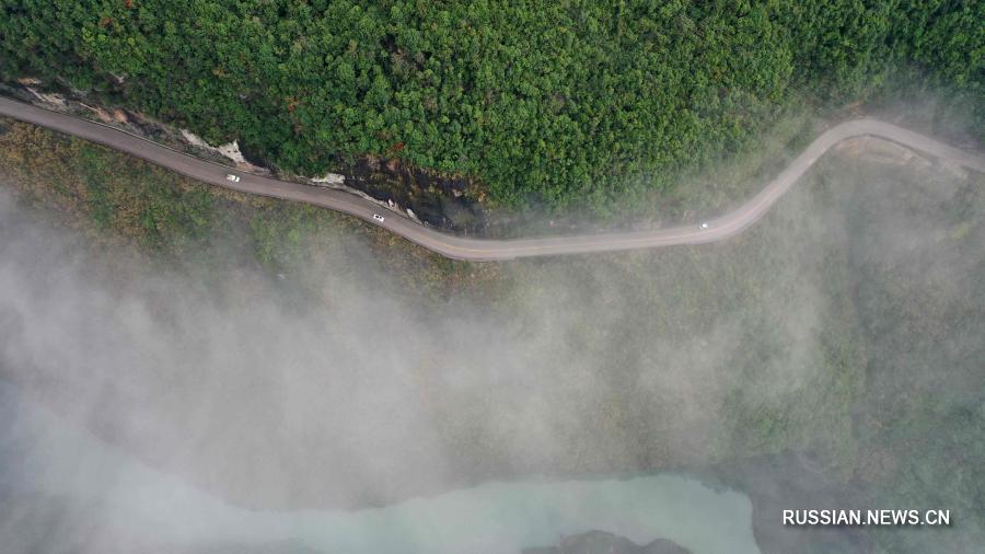 Пелена тумана окутала горную дорогу в провинции Хубэй
