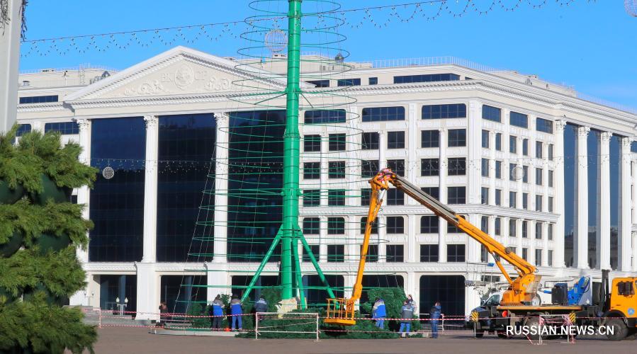 В столице Беларуси начали устанавливать главную новогоднюю елку