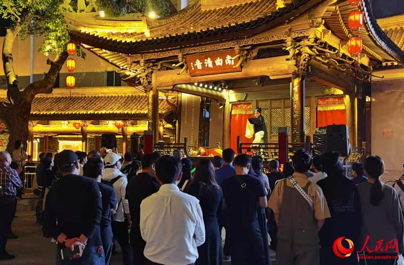 Китайские и зарубежные интернет-знаменитости посетили исторические улицы Вэньчжоу