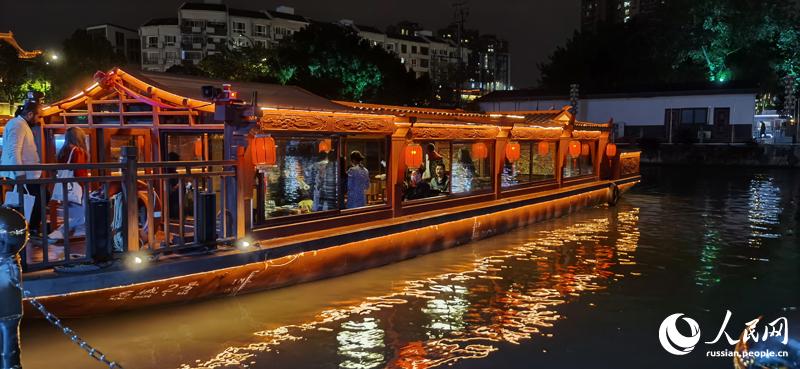 Международные интернет-знаменитости познакомились с историей и культурой Вэньчжоу на реке Танхэ 