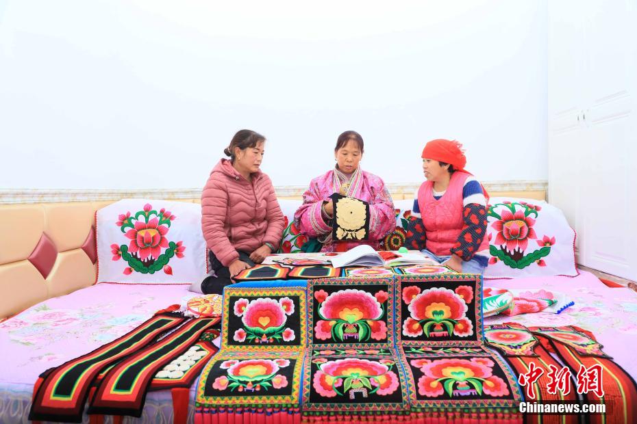 Изящная вышивка тибетских мастериц стала важным источником семейных доходов