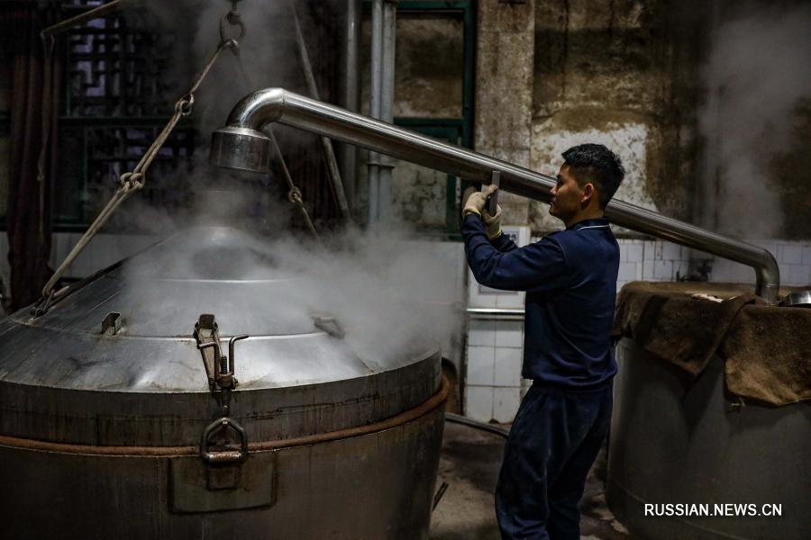 Производство знаменитой китайской водки "Маотай" в провинции Гуйчжоу
