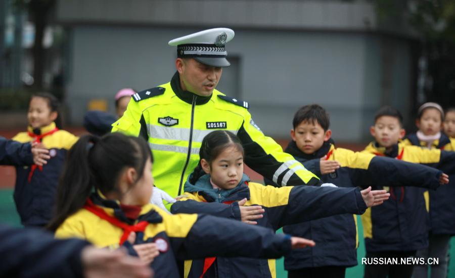 Учащимся в Китае напомнили о важности соблюдения правил дорожного движения