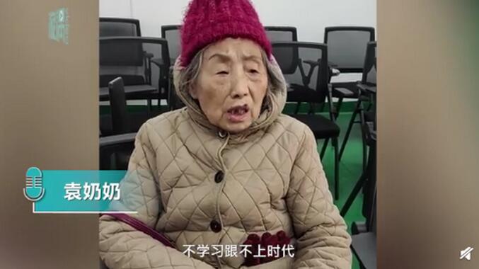 Восемьдесятилетние бабушки записались на курсы, как пользоваться смартфоном