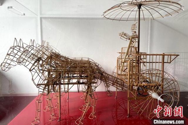 Китайский умелец создал двигающуюся модель боевой колесницы из 900 бамбуковых лучин