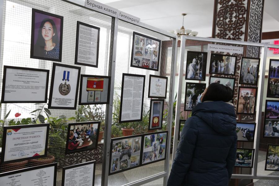 В Бишкеке проходит фотовыставка о студентах-медиках, работающих волонтерами в красной зоне COVID-19