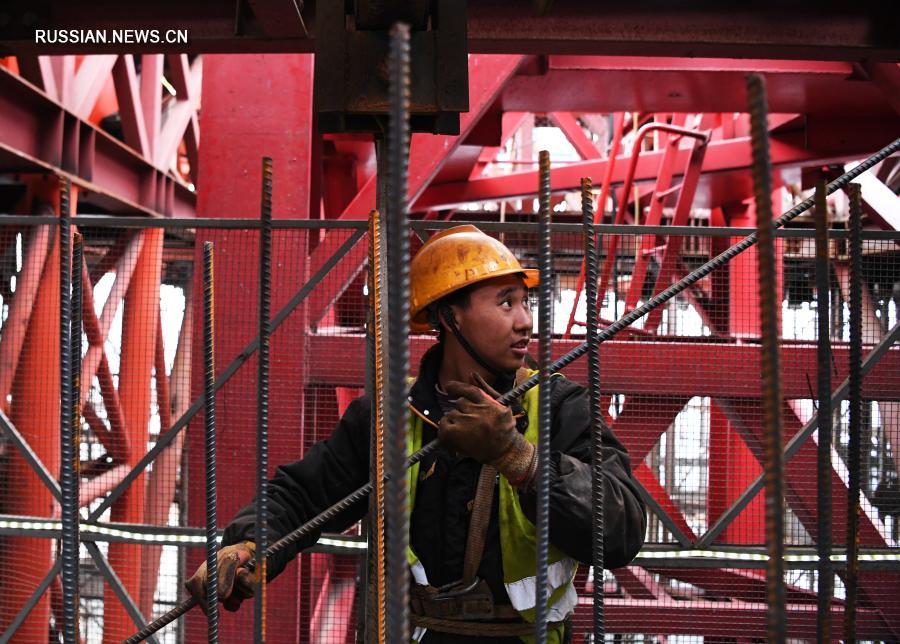 Строители 458-метрового небоскреба в Чунцине преодолели 300 м