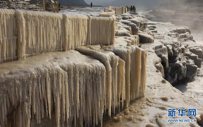 Красивый зимний пейзаж на водопаде Хукоу в провинции Шаньси