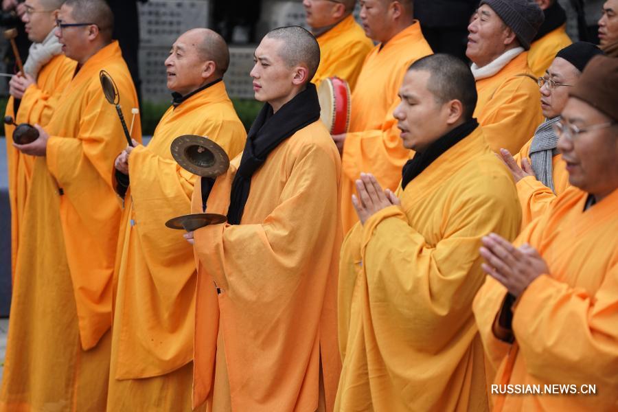 Буддийский молебен о мире у стены со списком жертв Нанкинской массовой резни