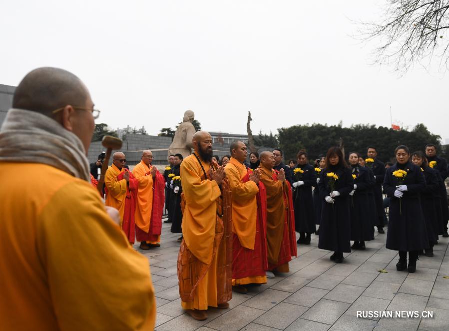 Буддийский молебен о мире у стены со списком жертв Нанкинской массовой резни