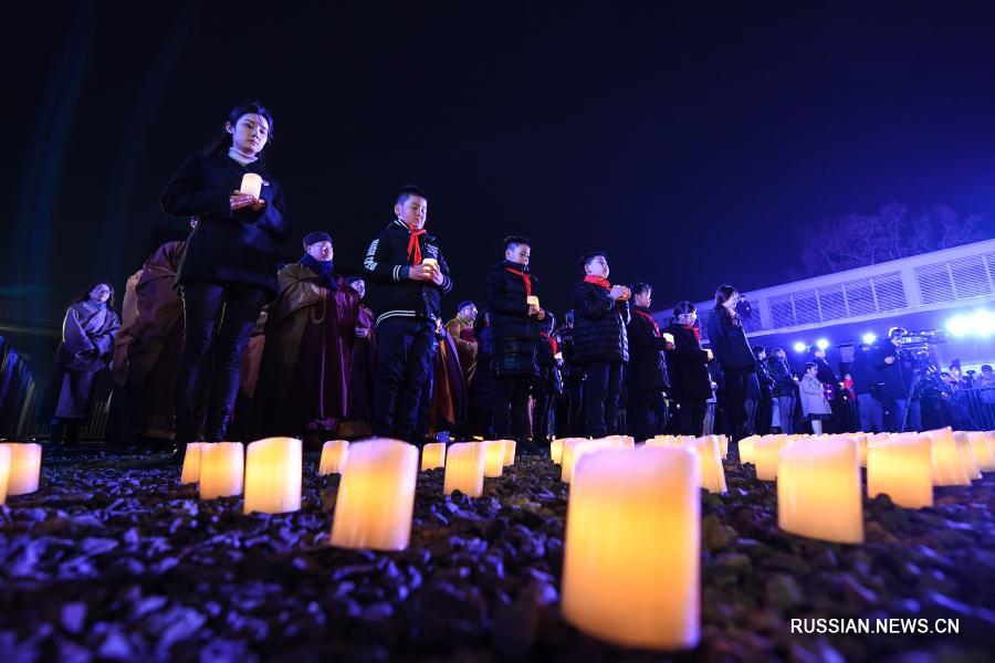 Зажженные свечи в Нанкине: скорбь по погибшим и желание мира