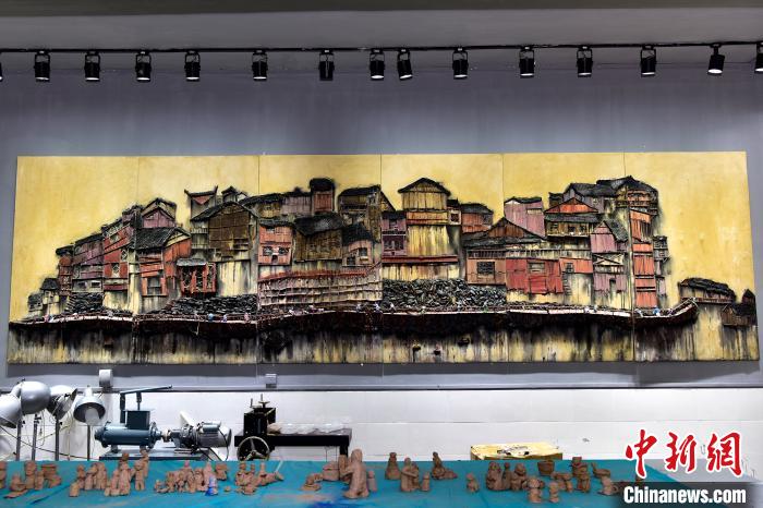 Китайские школьники создали креативные картины из мусора