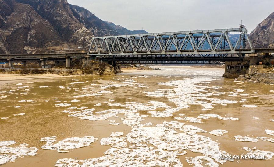 На реке Хуанхэ распустились ледяные цветы
