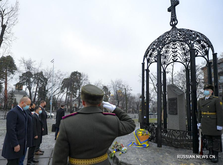Президент Украины почтил память ликвидаторов аварии на ЧАЭС