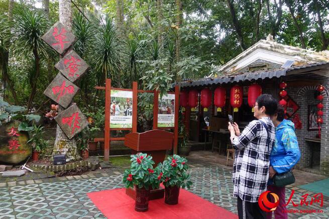 13 декабря туристы фотографируются перед кофейней «Цаоляо» в деревне Бэйжэнь. Фото: Ван Сяося 