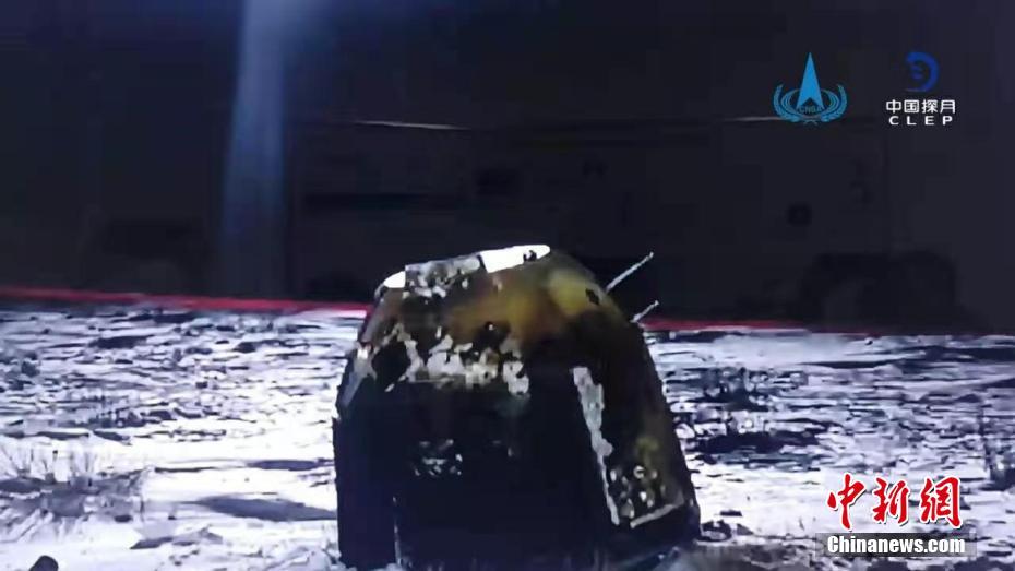 Возвращаемый модуль зонда "Чанъэ-5" с образцами лунного грунта совершил приземление