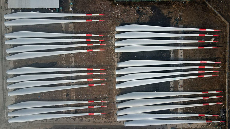 8 декабря 2020 года, гигантские лопасти для ветрогенераторов, изготовленные компанией в уезде Вэйсянь пров. Хэбэй /Северный Китай/. /Фото: Синьхуа/