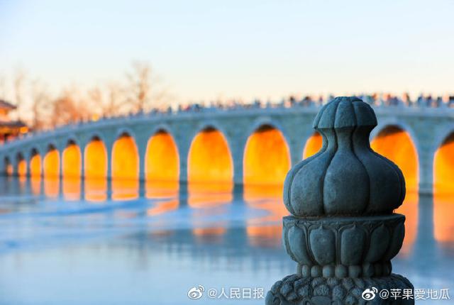 Солнечный свет в отверстиях моста в парке Ихэюань