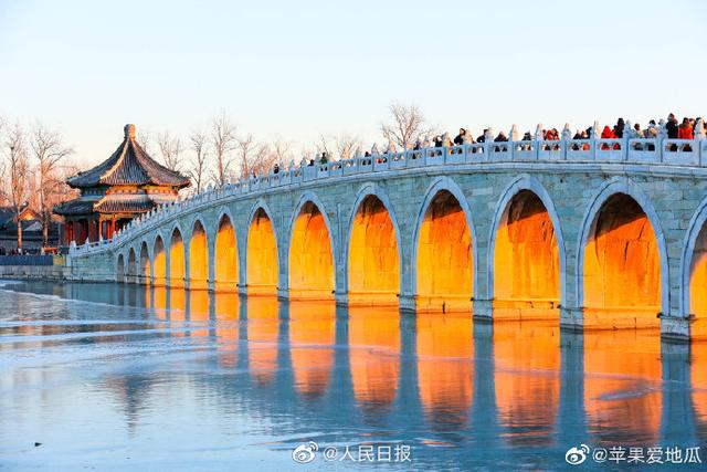 Солнечный свет в отверстиях моста в парке Ихэюань