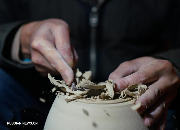 Искусство мастеров-керамистов из Цзиндэчжэня