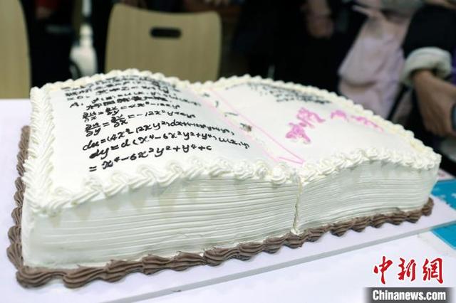 Китайский университет порадовал студентов тортами-книгами