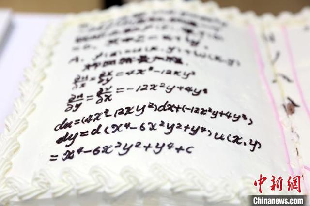 Китайский университет порадовал студентов тортами-книгами