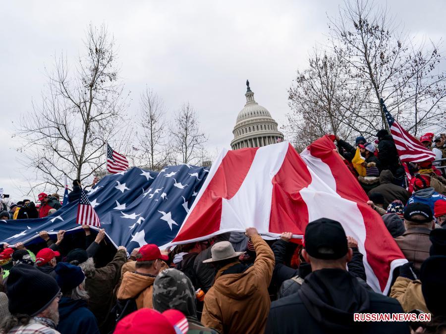 Протестующие в США прорвались в здание Капитолия, процесс подсчета голосов приостановлен