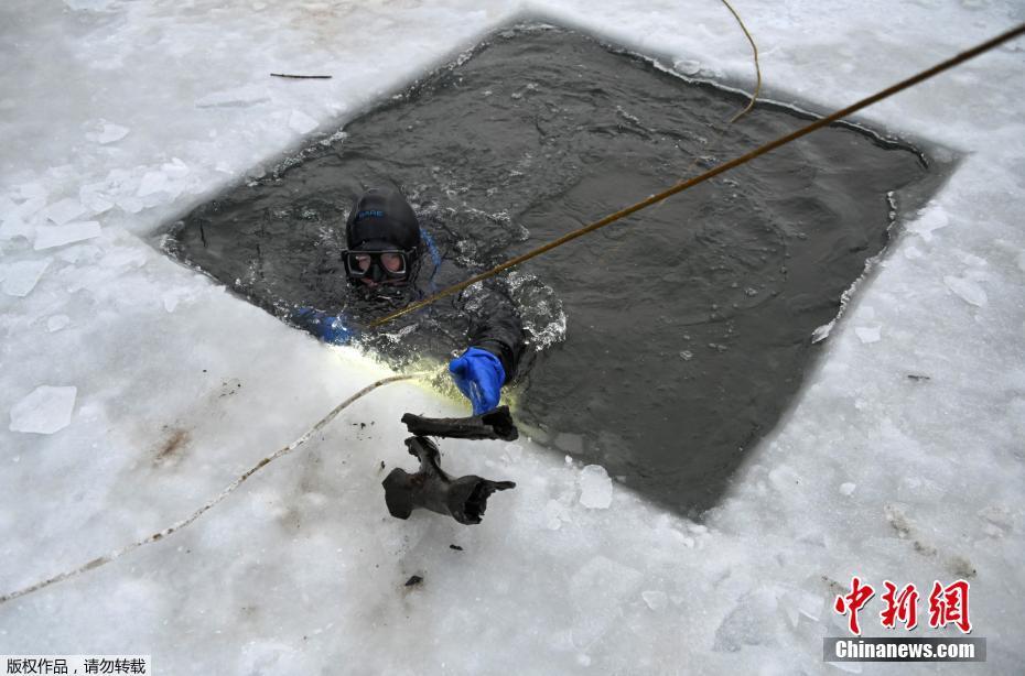 Российские дайверы ищут древние окаменелости в леднике