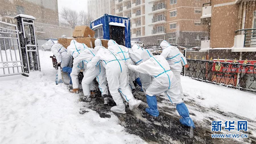В городе Далянь волонтеры перевезли противоэпидемические средства во время снежной бури 