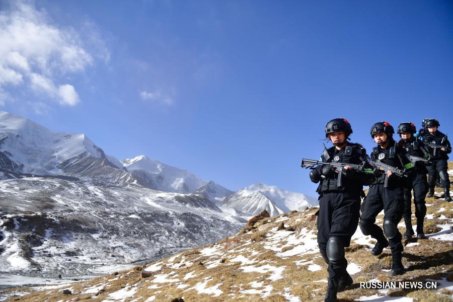 Сотрудницы спецназа УОБ Голог-Тибетского автономного округа тренируются на морозе