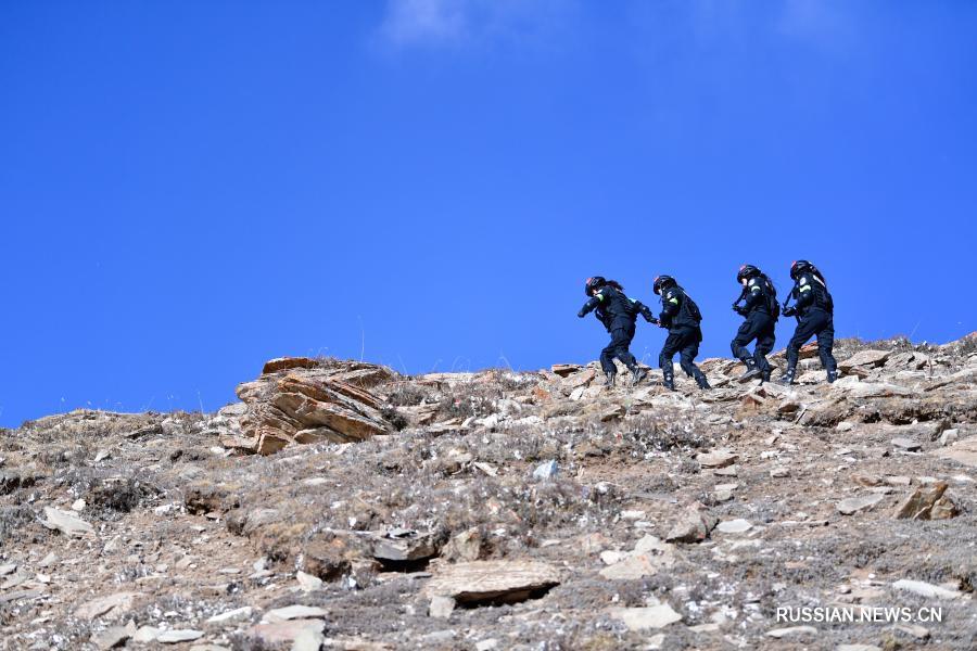 Сотрудницы спецназа УОБ Голог-Тибетского автономного округа тренируются на морозе