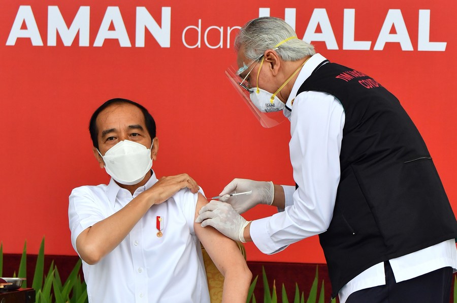 Президент Индонезии Дж. Видодо прошел вакцинацию китайским препаратом от COVID-19