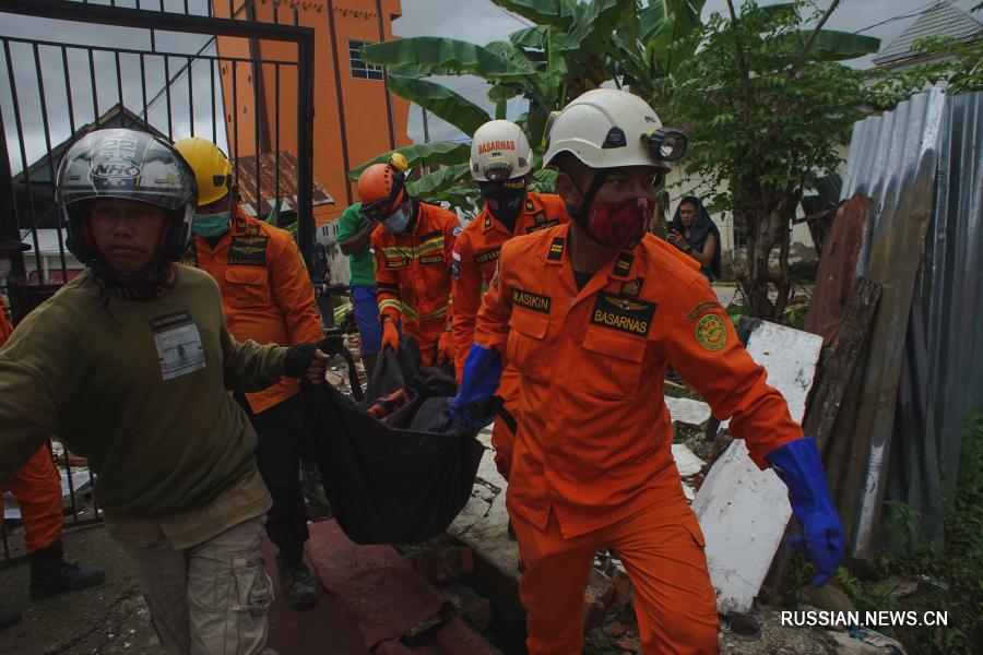 До 42 человек возросло число погибших в результате мощного землетрясения в Индонезии