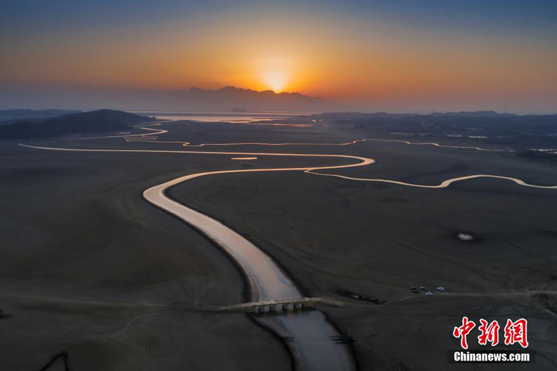 В Китае на дне озера Поянху обнаружен древний мост