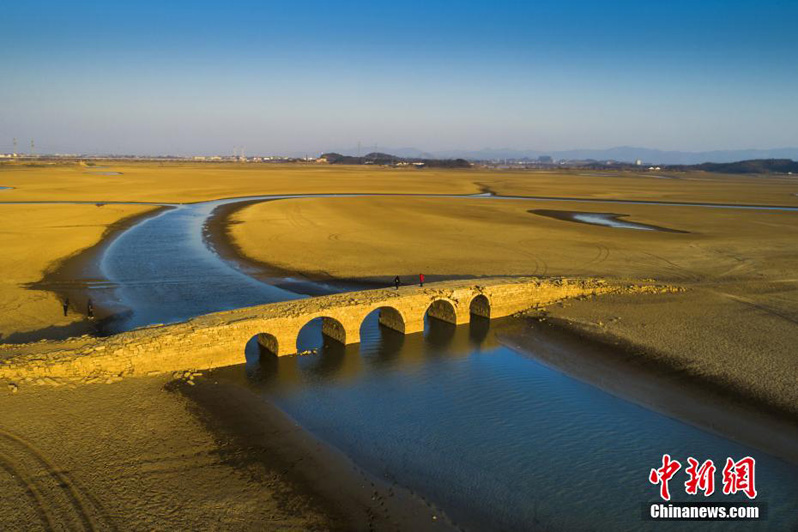 В Китае на дне озера Поянху обнаружен древний мост