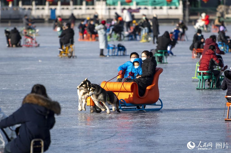 Жители Пекина на открытом катке в Шичахае