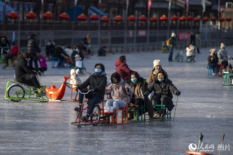 Жители Пекина на открытом катке в Шичахае