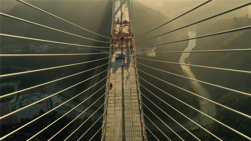 Крупный автомобильный мост в провинции Гуйчжоу успешно сомкнулся