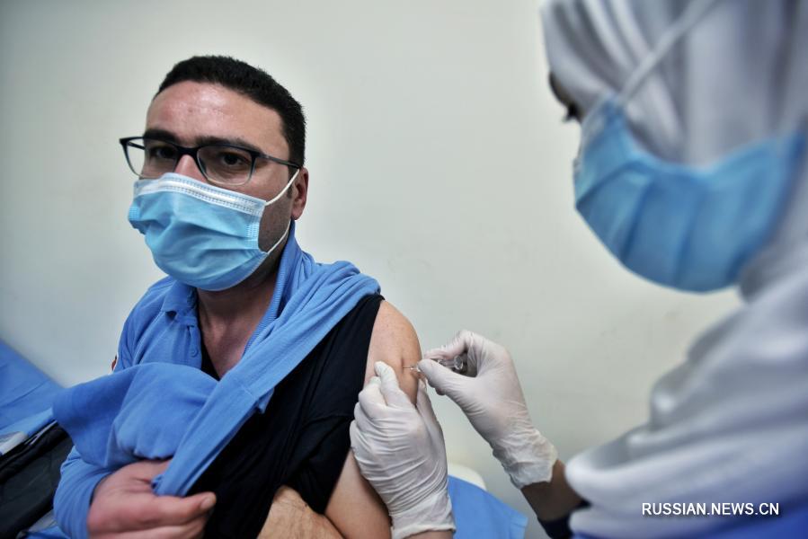 Египет начал вакцинацию медиков китайской вакциной Sinopharm