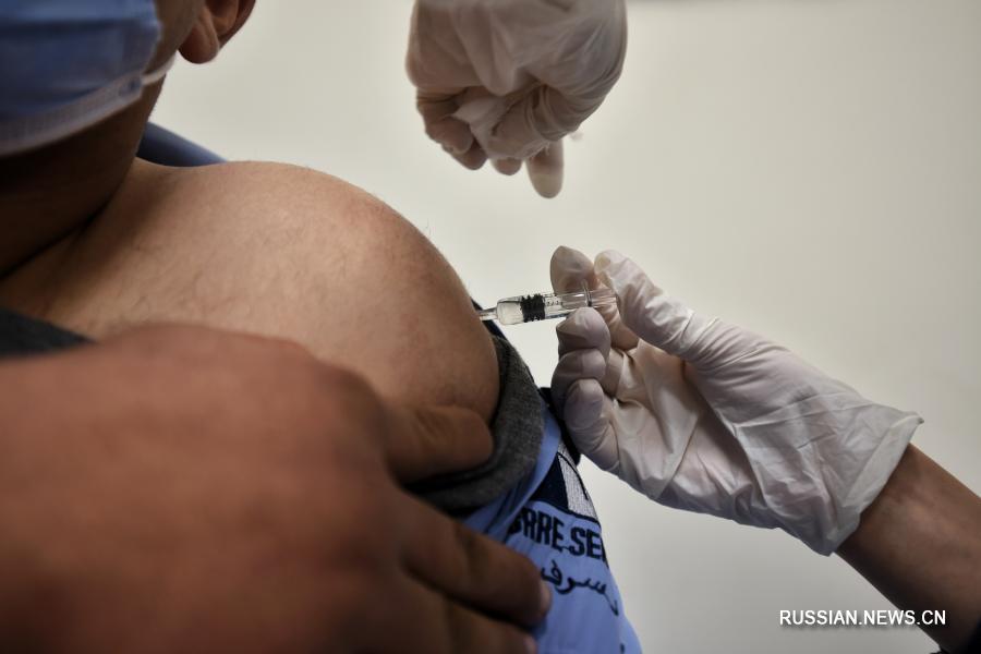Египет начал вакцинацию медиков китайской вакциной Sinopharm