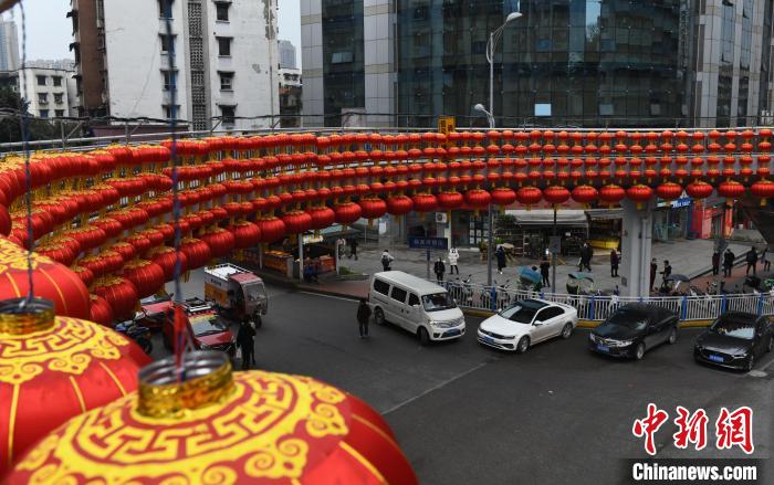 Улицы города Чунцин украшены красными фонарями 