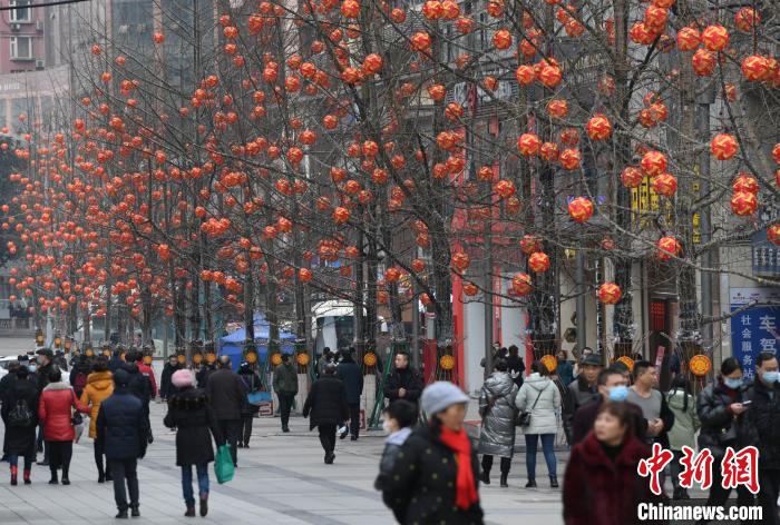 Улицы города Чунцин украшены красными фонарями 